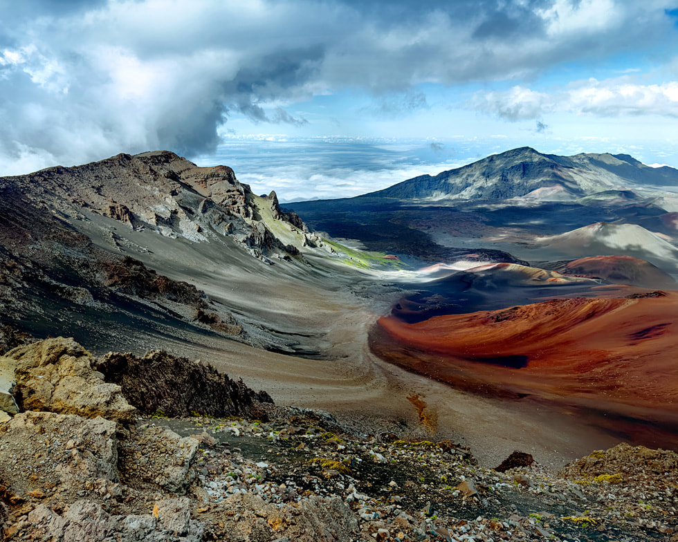 Zdjęcie wykonane iPhonem przedstawia górski krajobraz o pustynnym charakterze.