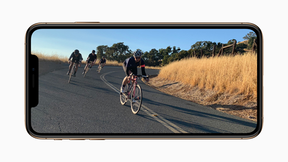 iPhone Xs muestra una imagen de video dinámica. 