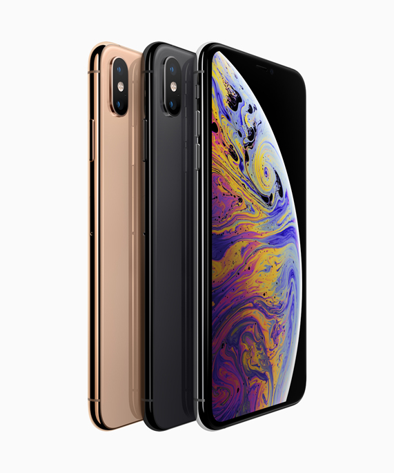 iPhone Xs цвета «серый космос», золотого и серебристого.