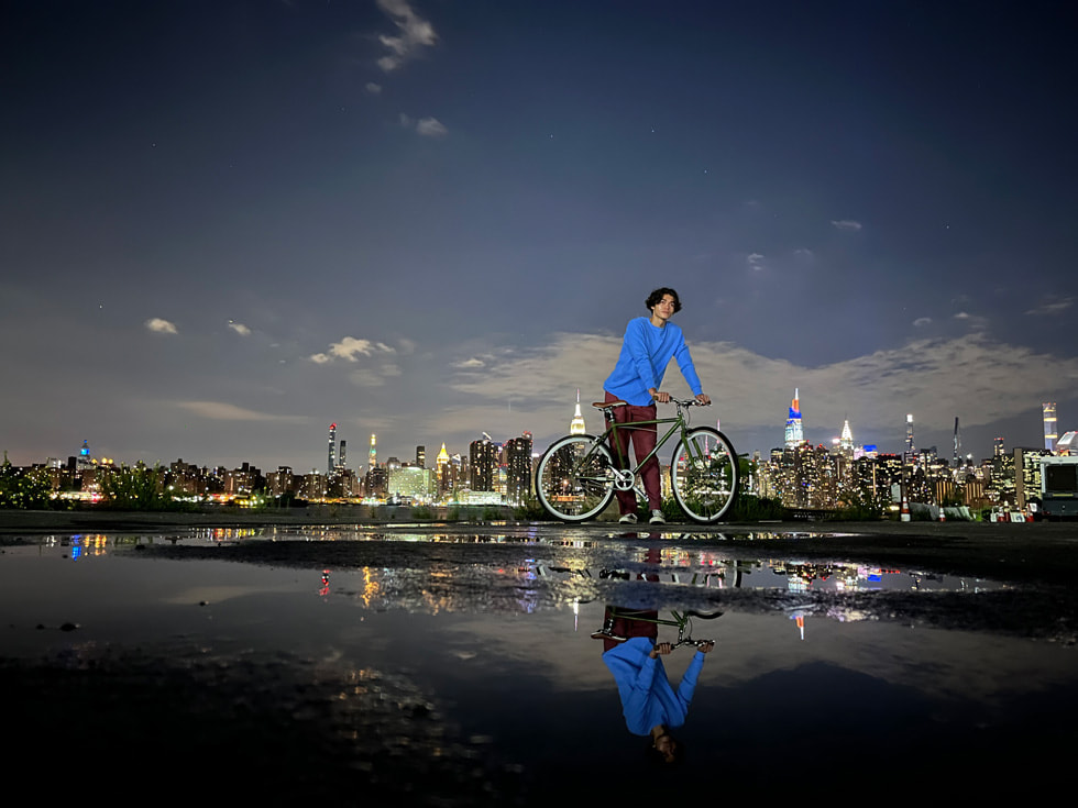 Un ciclista fotografiado con el modo Noche del iPhone 13. 