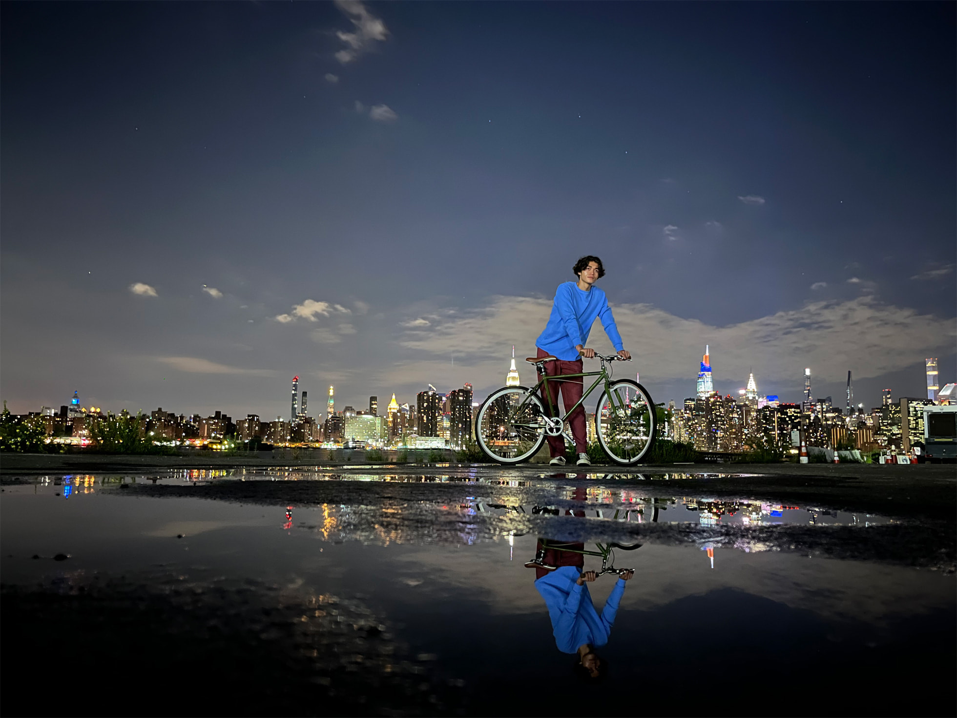Un ciclista fotografiado en modo nocturno en el iPhone 13
