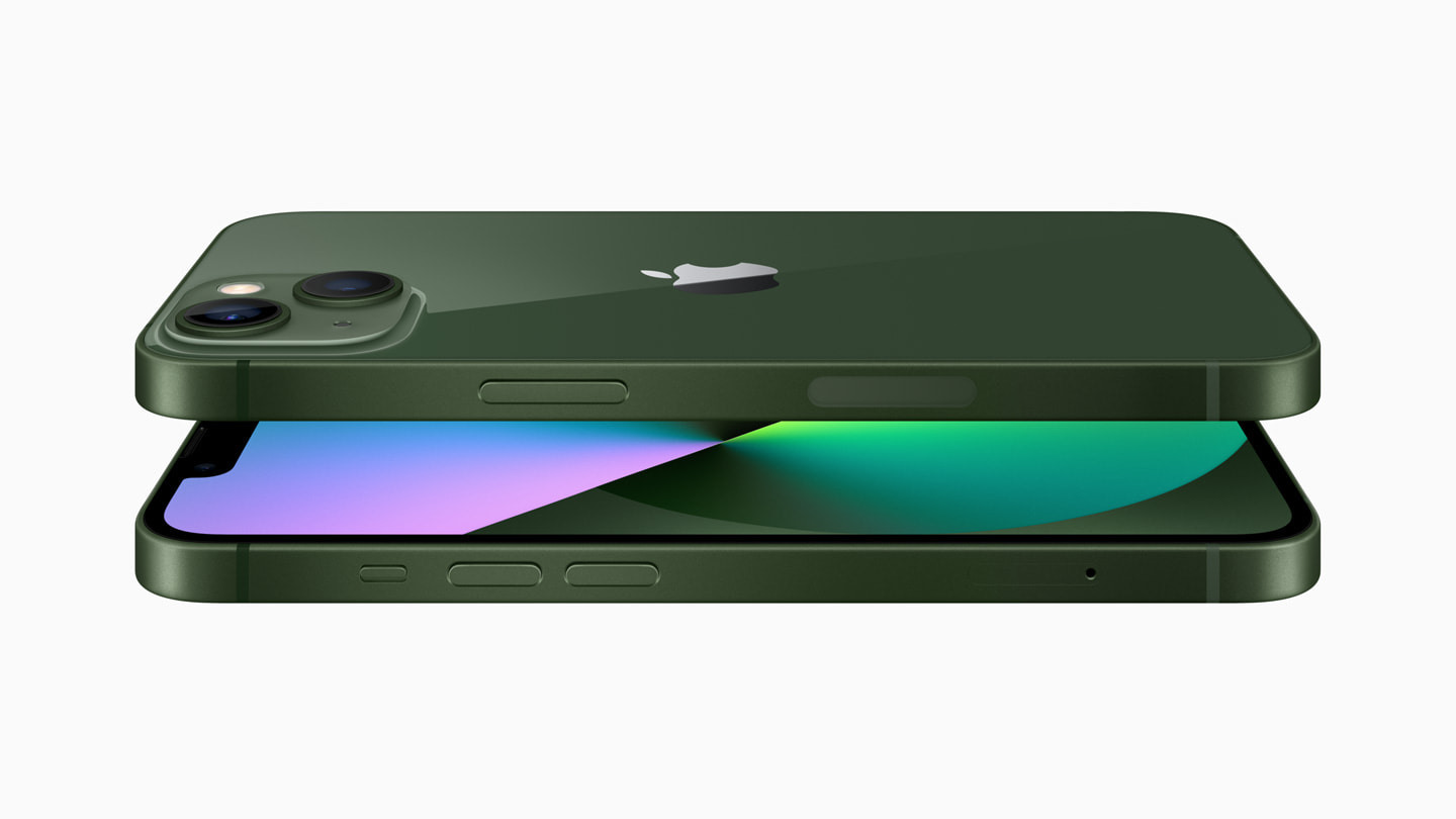 Un gros plan sur le dos en verre usiné avec précision et la face avant Ceramic Shield du nouvel iPhone 13 vert.