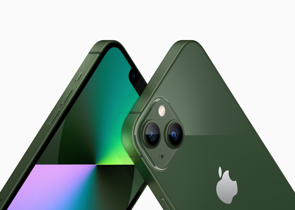 綠色的 iPhone 13 與 iPhone 13 mini。