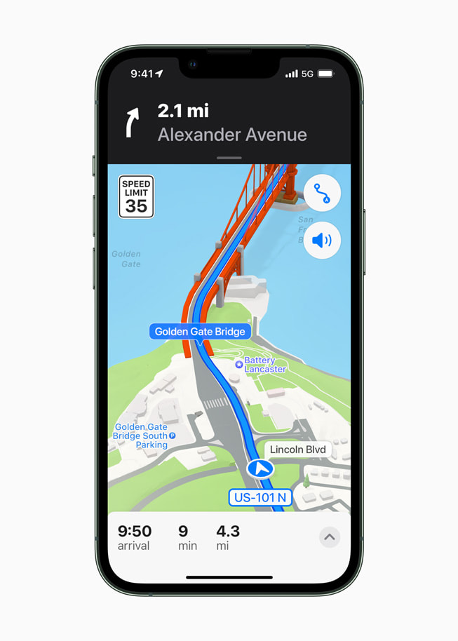 Apple 지도의 내비게이션 기능을 보여주는 iPhone 13 Pro.