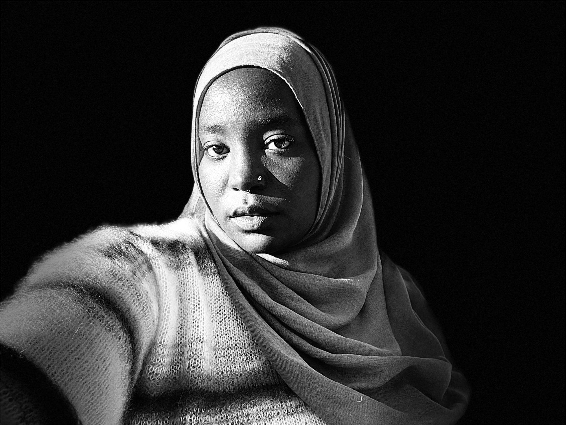 Potret wanita hitam dan putih, diambil dengan mod potret pada iPhone SE