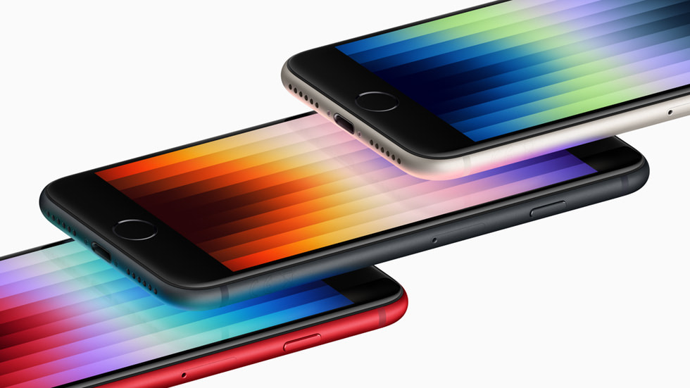 以特殊角度拍攝以呈現全新 iPhone SE 的 (PRODUCT)RED、午夜色，以及星光色。