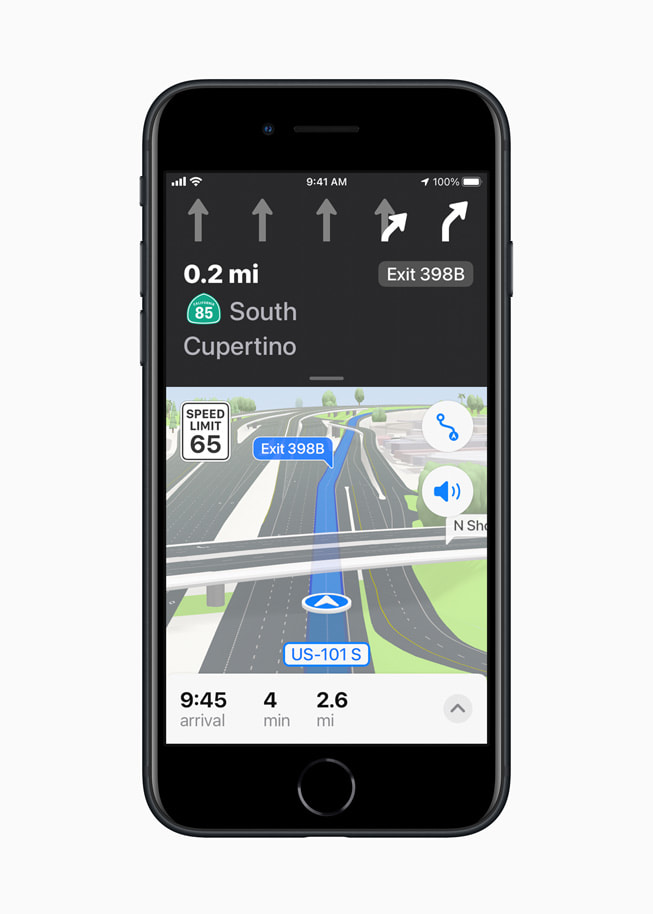 iPhone SE ใหม่ในสีมิดไนท์กำลังใช้คุณสมบัติการขับขี่ในเมืองแบบ 3 มิติ ของแอปแผนที่ใน iOS 15 
