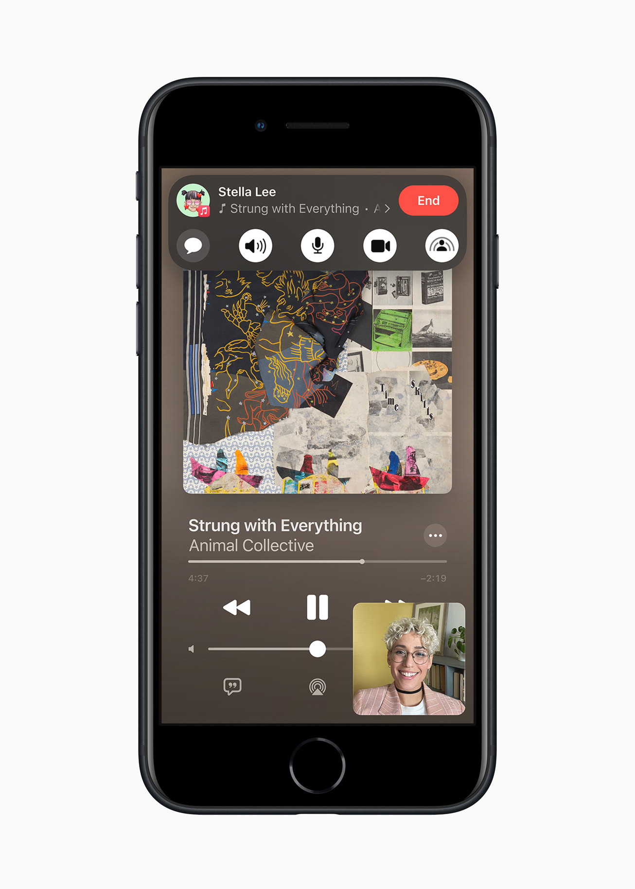 IPhone baru SE pada tengah malam, memaparkan fungsi shareplay iOS 15 untuk mendengar muzik dengan orang yang disayangi