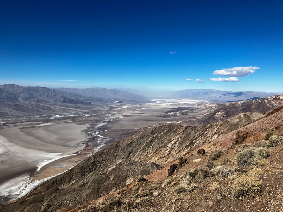 Chụp ảnh từ trên cao trên một con đường mòn trên núi được chụp bằng iPhone SE bằng Kiểu chụp ảnh.