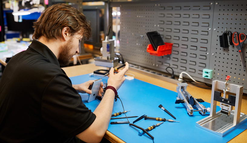Un proveedor independiente de reparaciones arreglando un iPhone.