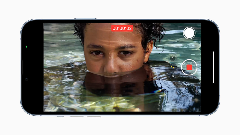 Grabación de vídeo en el iPhone 13 Pro cerca del agua con el procesador de señal de imagen de próxima generación del A15 Bionic. 