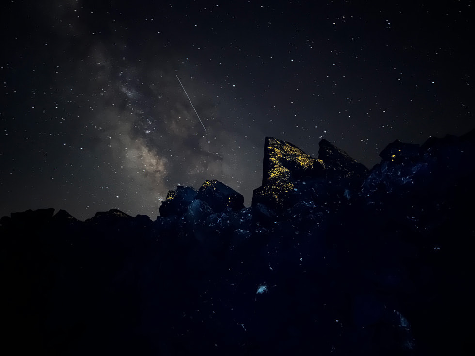 Fotografia astronomica scattata con la fotocamera grandangolare di iPhone 13 Pro.