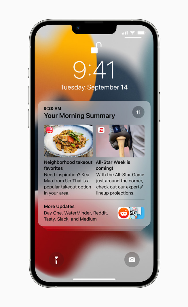 Pantalla de bloqueo en un iPhone 13 Pro que muestra un resumen de notificaciones en iOS 15.