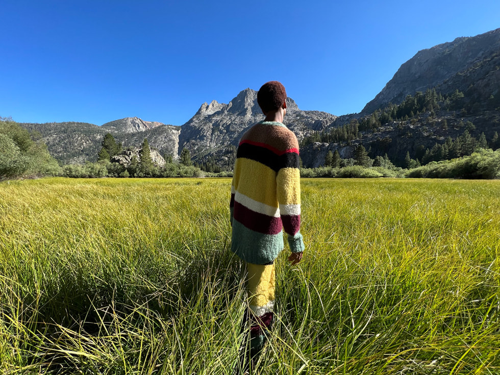 Fotografía de un hombre en un paisaje colorido y exuberante hecha con el gran angular del iPhone 13 Pro.