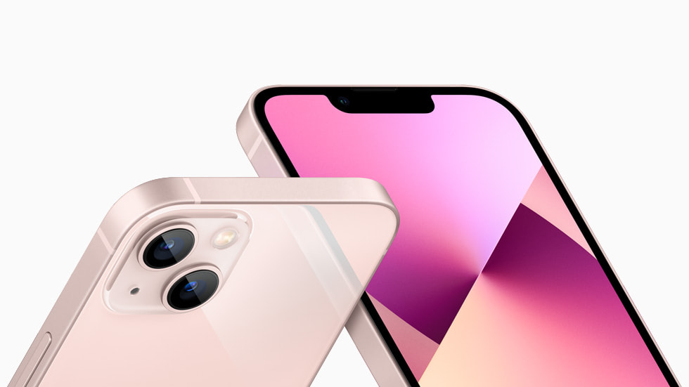 Pembe iPhone 13’ün TrueDepth kamera sistemi ve yeniden tasarlanan arka kamera yerleşimi.