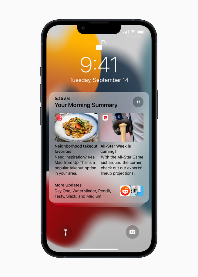 Het toegangsscherm van iPhone 13 waarop een meldingenoverzicht in iOS 15 te zien is. 