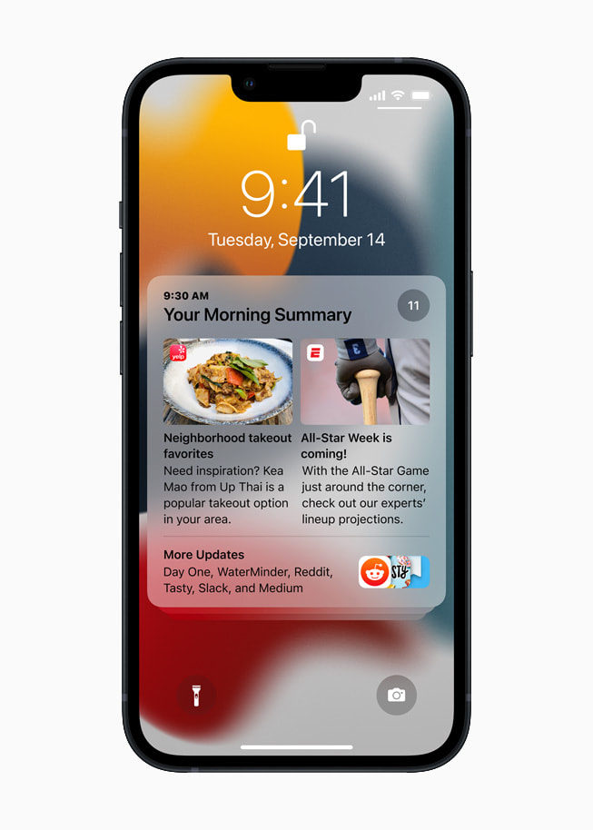 iPhone 13’teki Kilit Ekranı iOS 15’te bildirim özetini görüntülüyor.