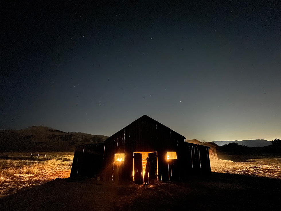 Foto exterior de un granero tomada con modo Noche en un iPhone 12.