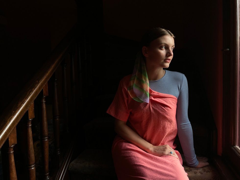 Portrait d’une jeune femme pris à l’intérieur en conditions de faible éclairage, capté avec iPhone 12.
