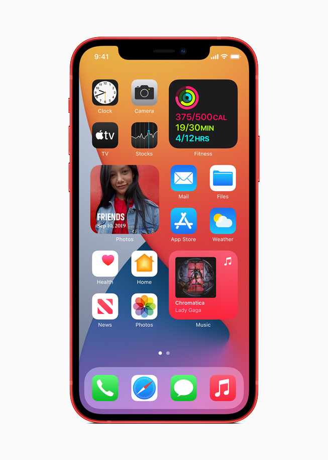 Widgets en iOS 14 en la pantalla de un iPhone 12.