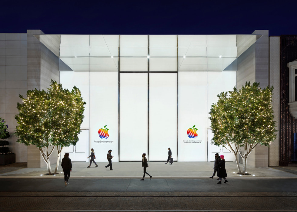 Persone che camminano di fronte allo store Apple The Grove a Los Angeles.