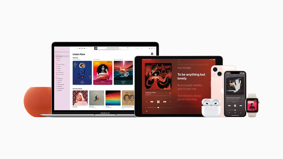 Vários aparelhos Apple são mostrados: HomePod mini, MacBook Air, iPad, AirPods, iPhone, iPhone mini e Apple Watch.