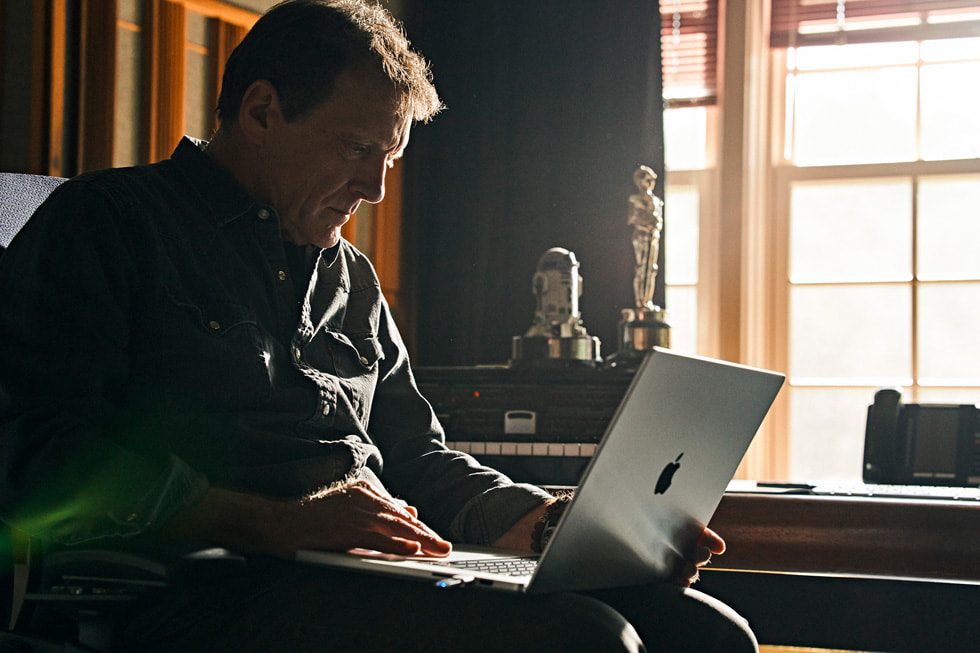 스카이워커 사운드에서 MacBook을 사용하는 톰 마이어스(Tom Myers).