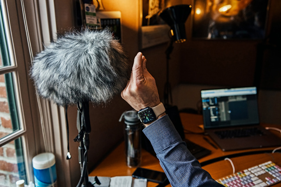 Al Nelson, Skywalker Sound stüdyolarındaki bir mikrofona doğru parmağını şıklatıyor. 