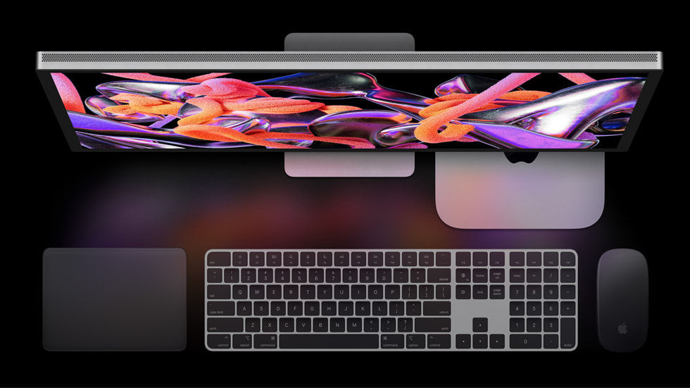 Mac mini vises med Studio Display og Magic-tilbehør.