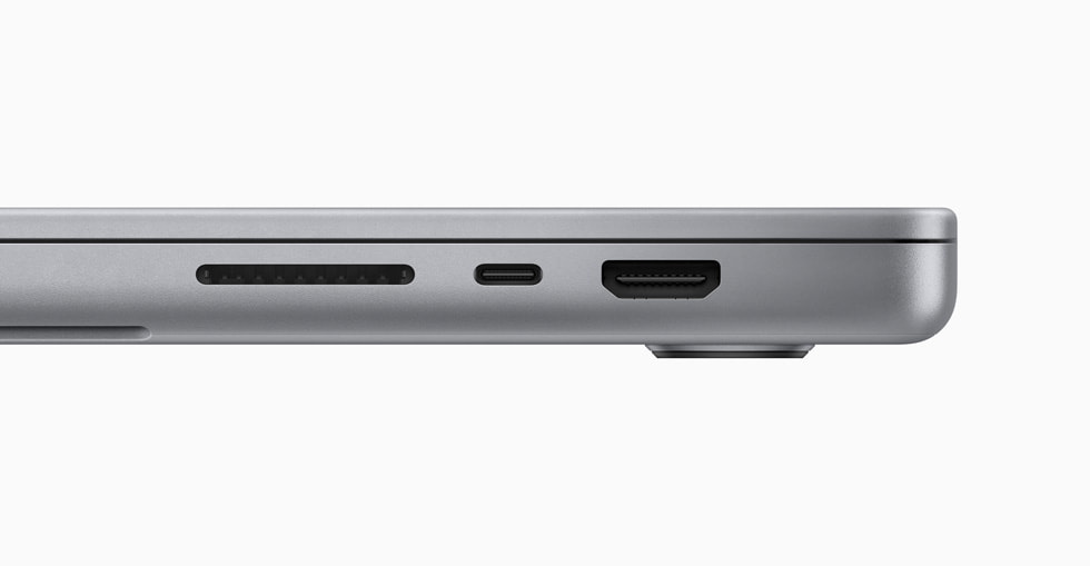 展示 MacBook Pro 上的 SDXC 卡槽、Thunderbolt 4 連接埠及 HDMI 連接埠。