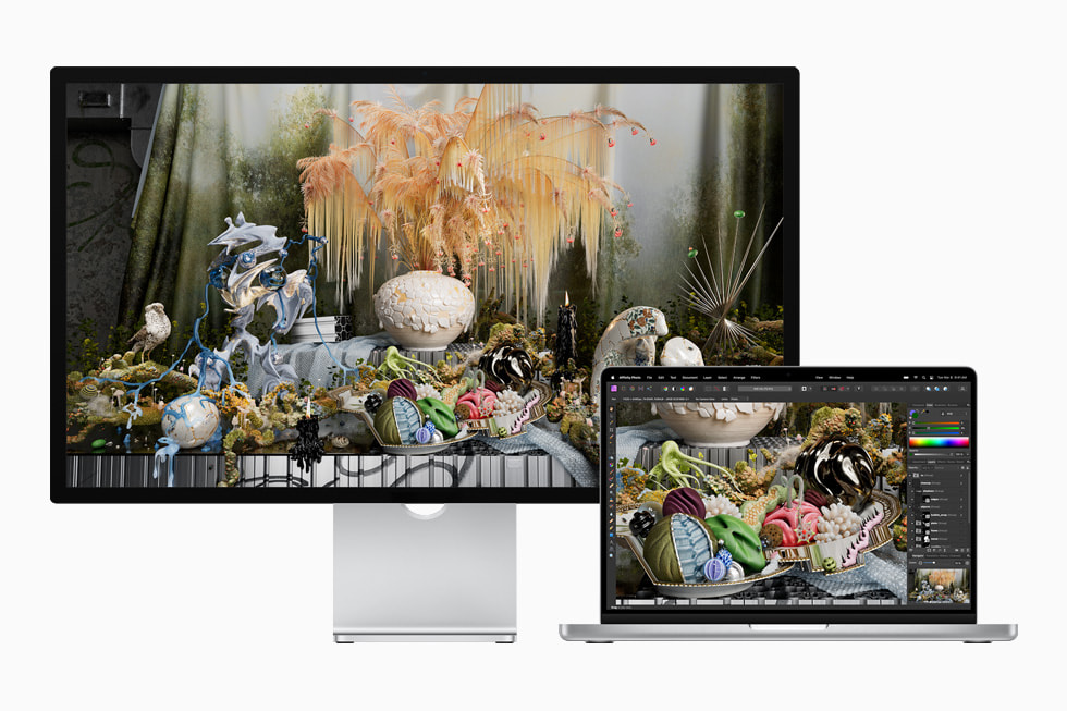 Une séance de retouche photo est affichée sur le Studio Display et un MacBook Pro.