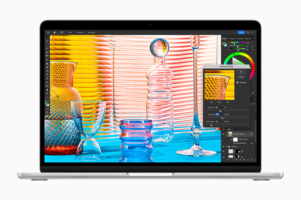 Bilderedigering i Adobe Photoshop på en MacBook Air i sølvfinish.