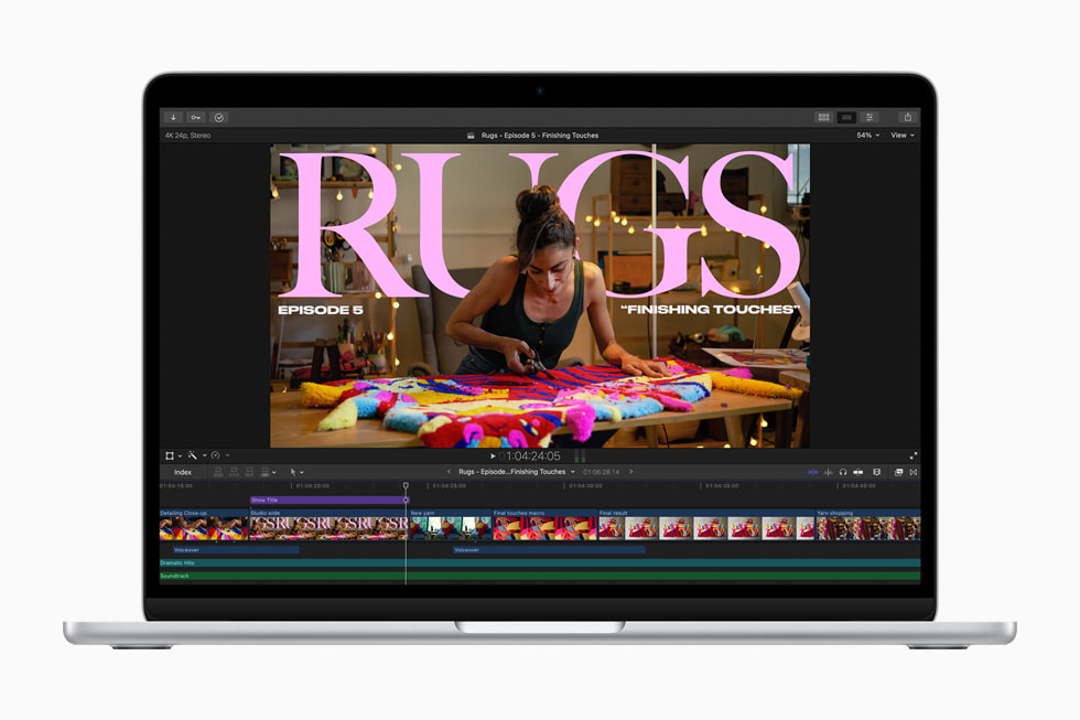 Un MacBook Air en plata muestra la edición de vídeo en Final Cut Pro.