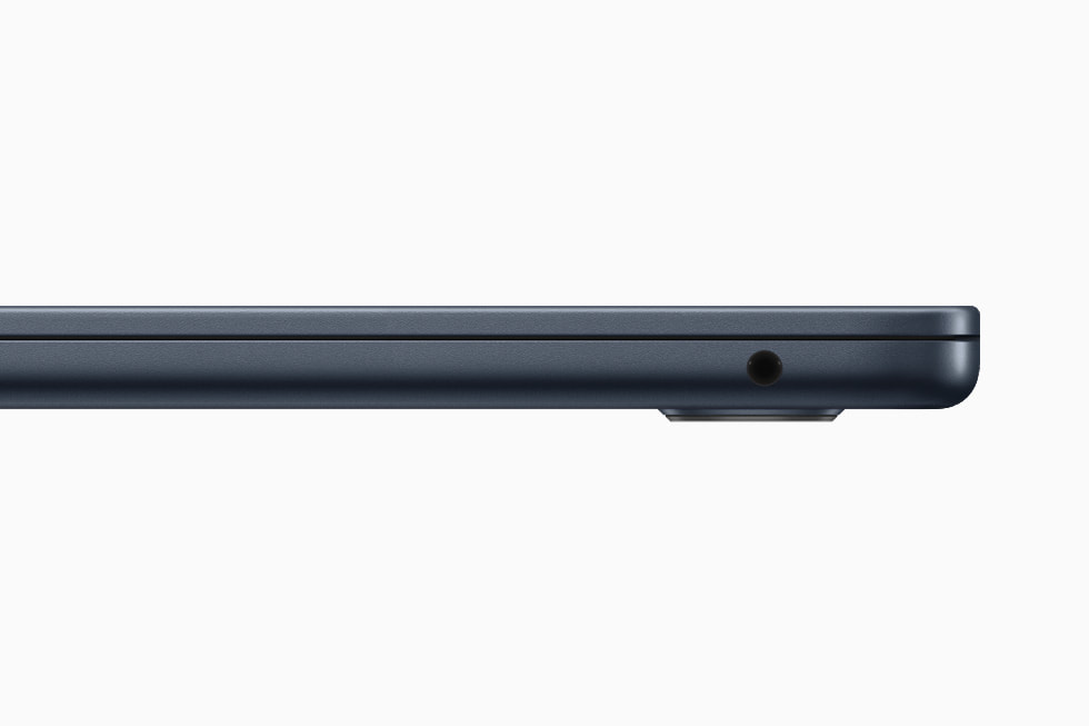 Primer plano de la toma de audio de 3,5 mm de un MacBook Air en acabado medianoche.
