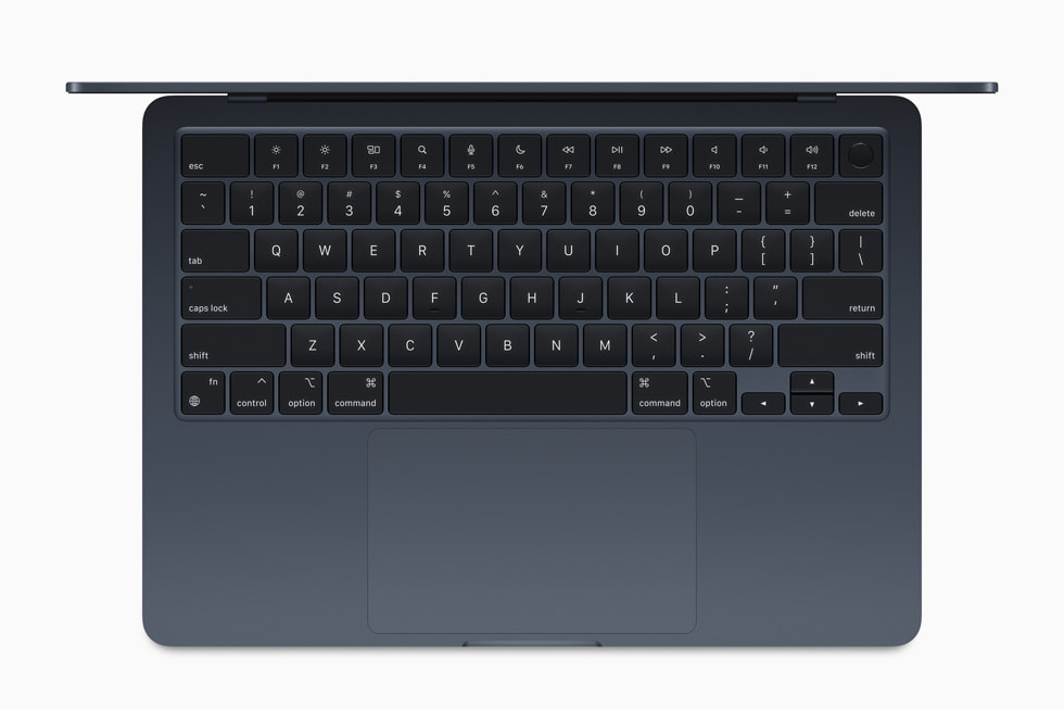 Gece yarısı MacBook Air’deki klavyenin ve Force Touch trackpad’in üstten görüntüsü.