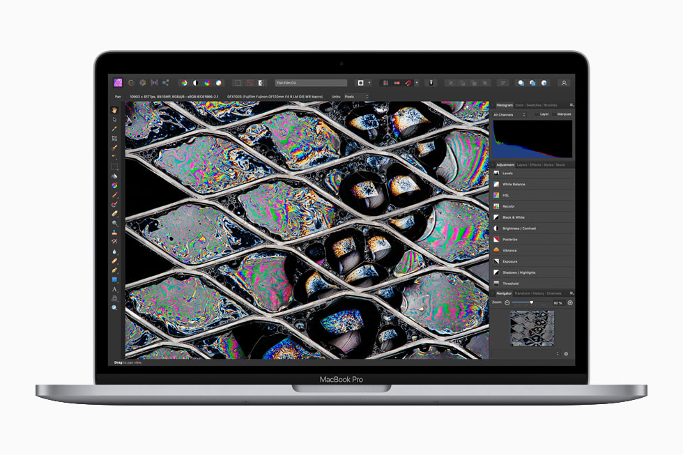 MacBook Pro รุ่นอัปเดต สีเทาสเปซเกรย์ ขณะทำงานกับไฟล์ภาพแบบ RAW ใน Affinity Photo