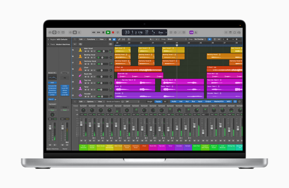 Flux de production d’un montage sonore affiché sur un écran de MacBook Pro.