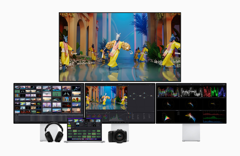 عرض لعدة شاشات Pro Display XDR و4K TV وهي متصلة بجهاز MacBook Pro.