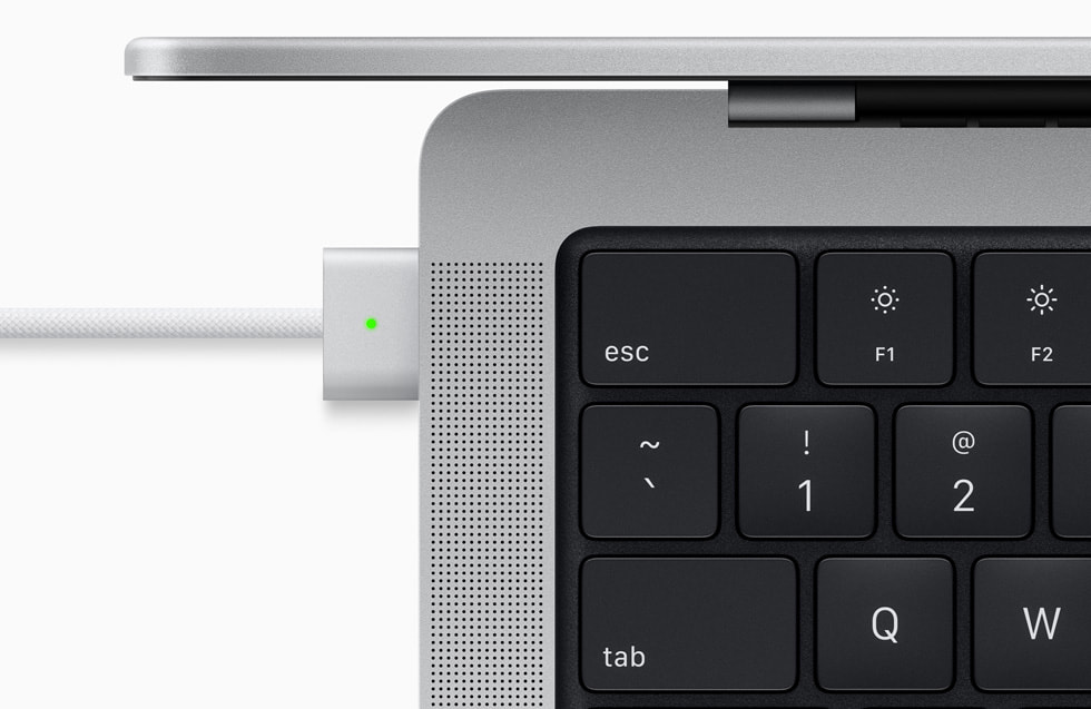 Se muestra el puerto MagSafe 3 en la MacBook Pro.