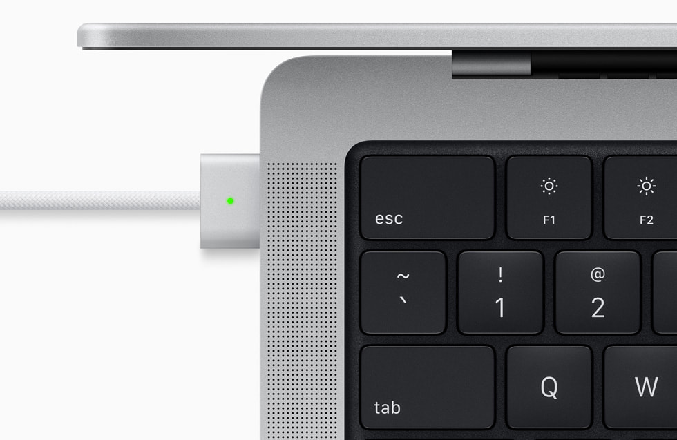 MagSafe 3 معروض على MacBook Pro.