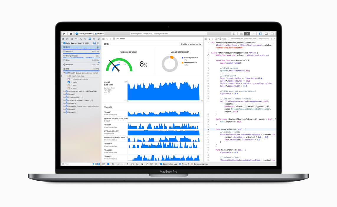 MacBook Pro met code op het scherm.