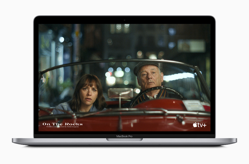 映画「On the Rocks」がMacBook Pro上に表示されています。