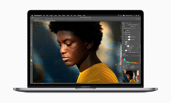 Photoshop을 실행 중인 MacBook Pro.