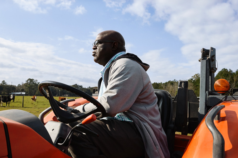 JR Grovenor en un tractor.