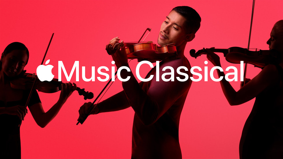 El logotipo de Apple Music Classical se superpone a tres músicos que sostienen violines sobre un fondo rojo.