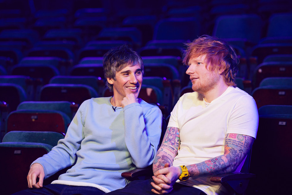 Photo du compositeur-interprète Ed Sheeran à côté de Matt Wilkinson, animateur radio sur Apple Music 1.