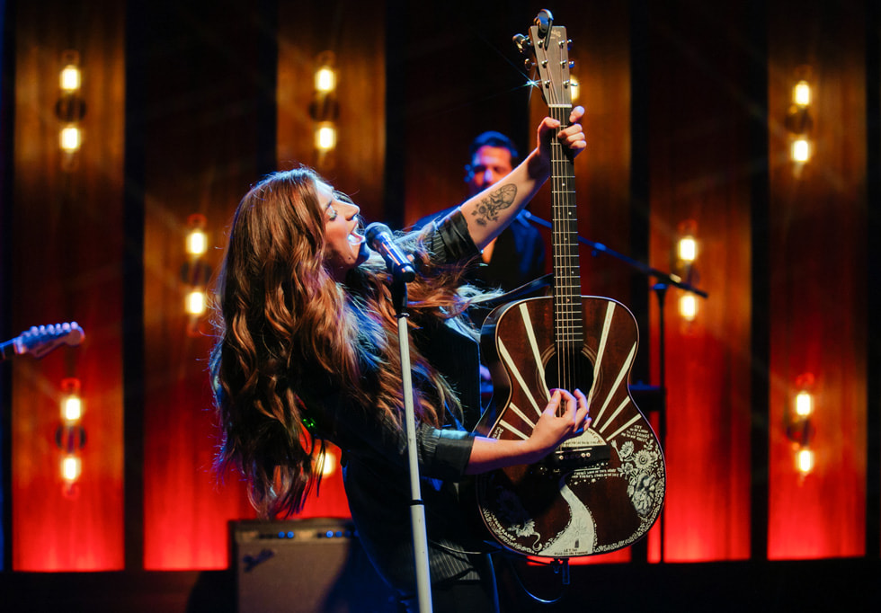 Tenille Townes en pleine performance au studio Apple Music de Nashville. 