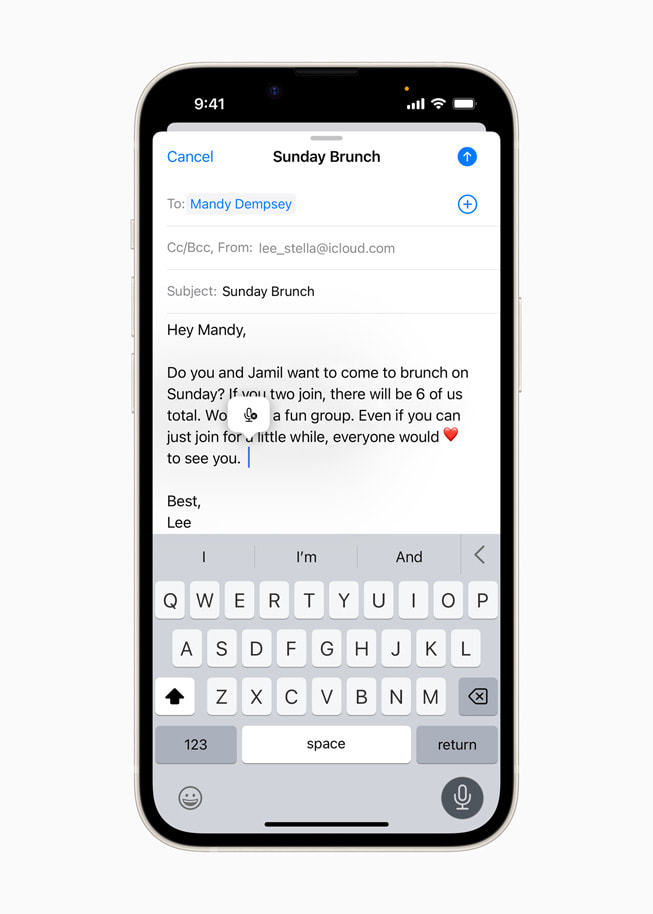 De dicteerfunctie in iOS 16, waarbij wordt gedicteerd in Mail op iPhone 14.