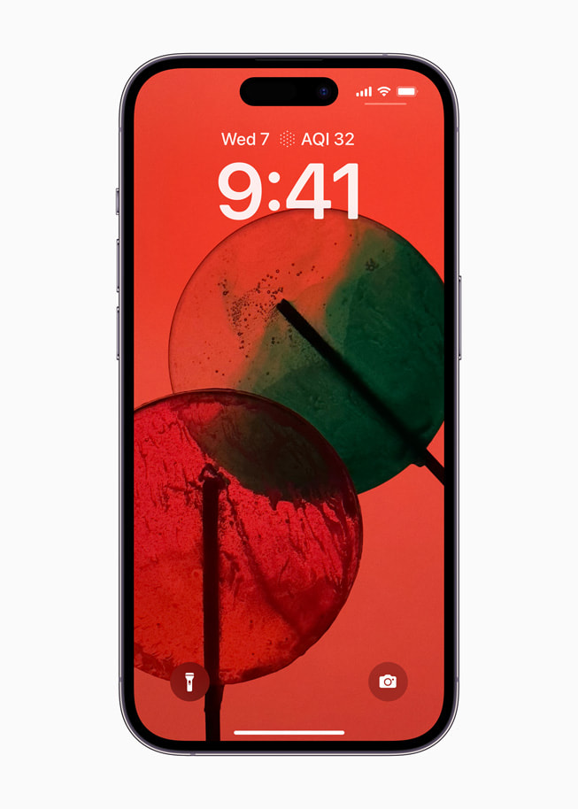 Der personalisierte Sperrbildschirm von iOS 16 mit Widgets auf einem iPhone 14 Pro.
