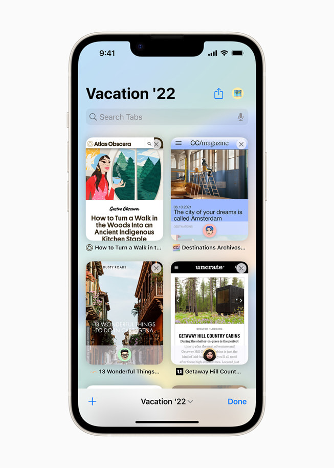 iPhone 14’te iOS 16’daki Safari’nin paylaşılan Sekme Grupları özelliği gösteriliyor.